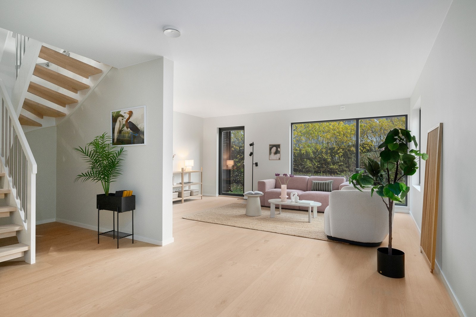 Huset har to lekre stueløsninger, én i inngangsetasjen nede og én stue i mellometasjen. Galleribilde