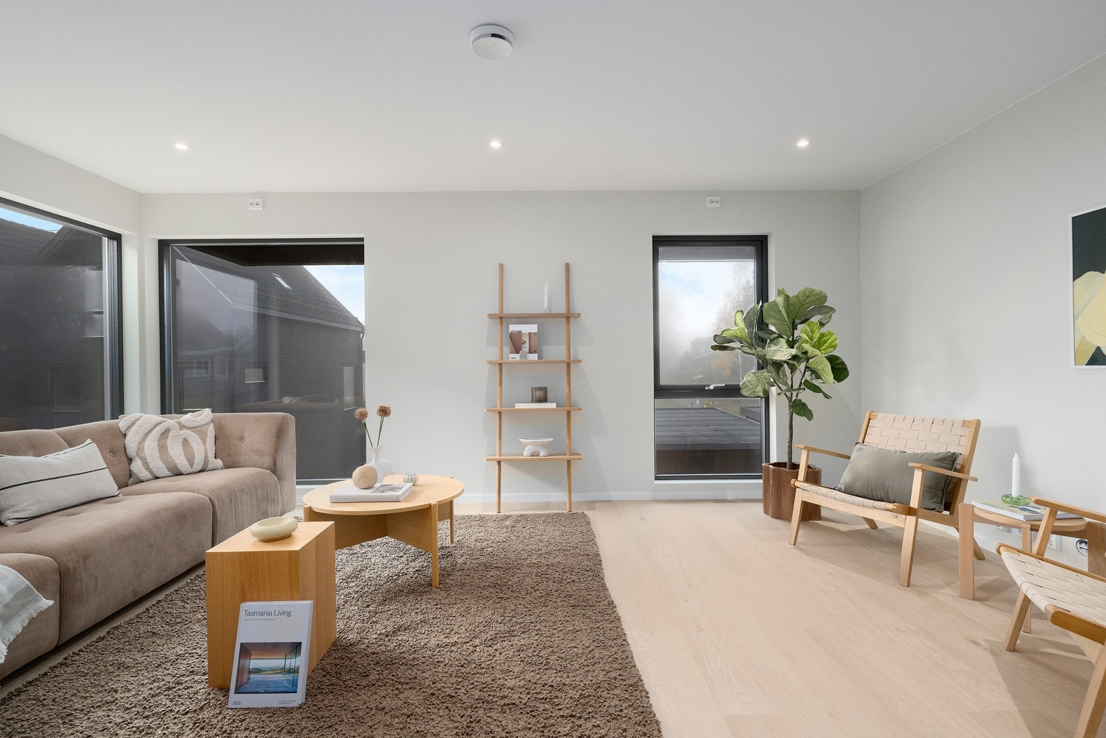 Stue i mellometasjen med utstrakt bruk av downlightsbelysning. Delikate og innbydende fargekombinasjoner. Galleribilde