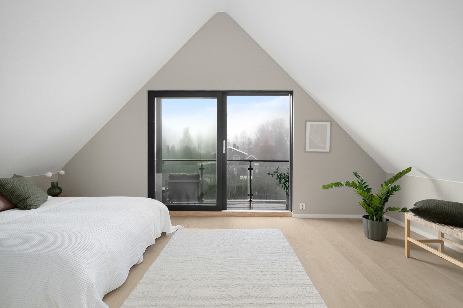 Soverom med skyvedør ut til balkongen. Galleribilde