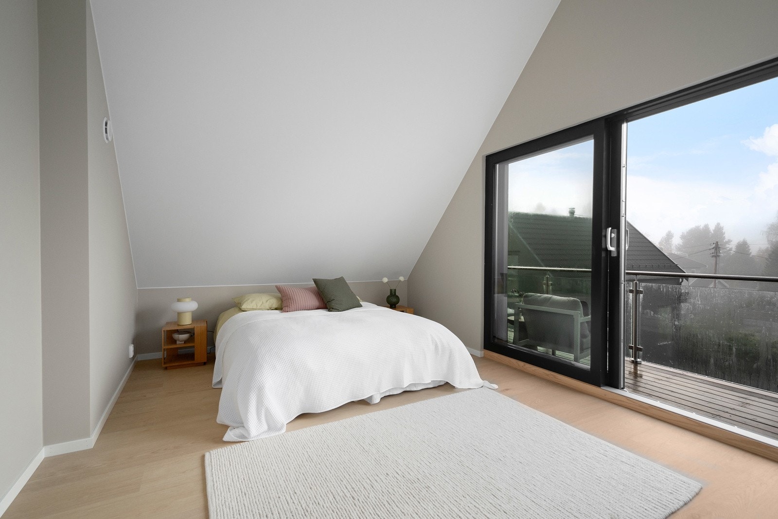Stort og luftig soverom i øverste etasje. Galleribilde