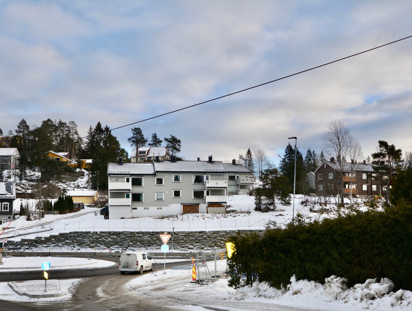 Leiligheteen ligger i høy førsteetasje - til høyre på bildet. Galleribilde