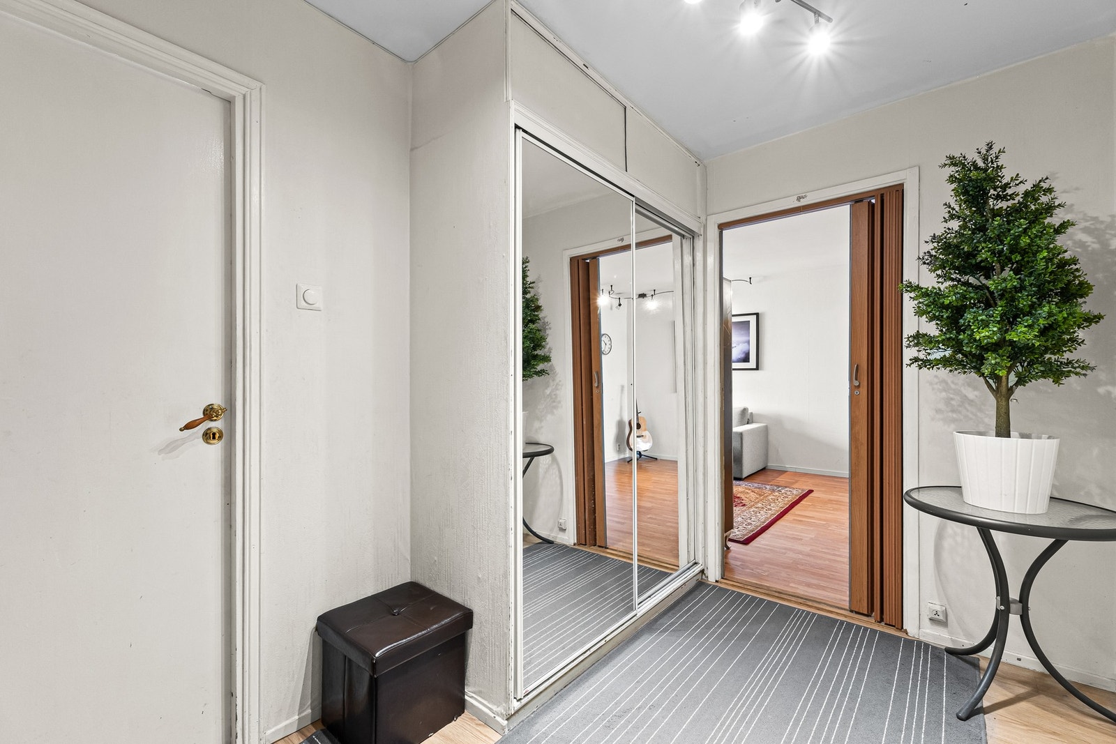 Romslig entré med tilkomst til wc, soverom, kjøkken og stue Galleribilde