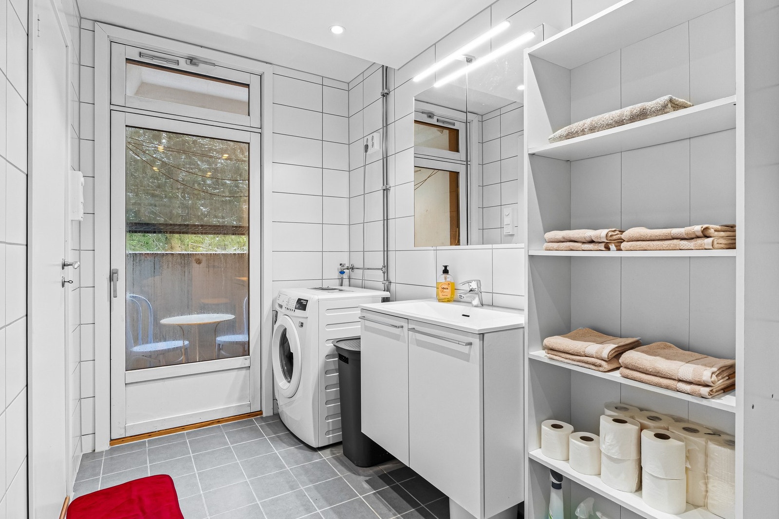 Badet har egen vaskesone med opplegg for vaskemaskin og tørketrommel og luftebalkong til tørking av tøy Galleribilde