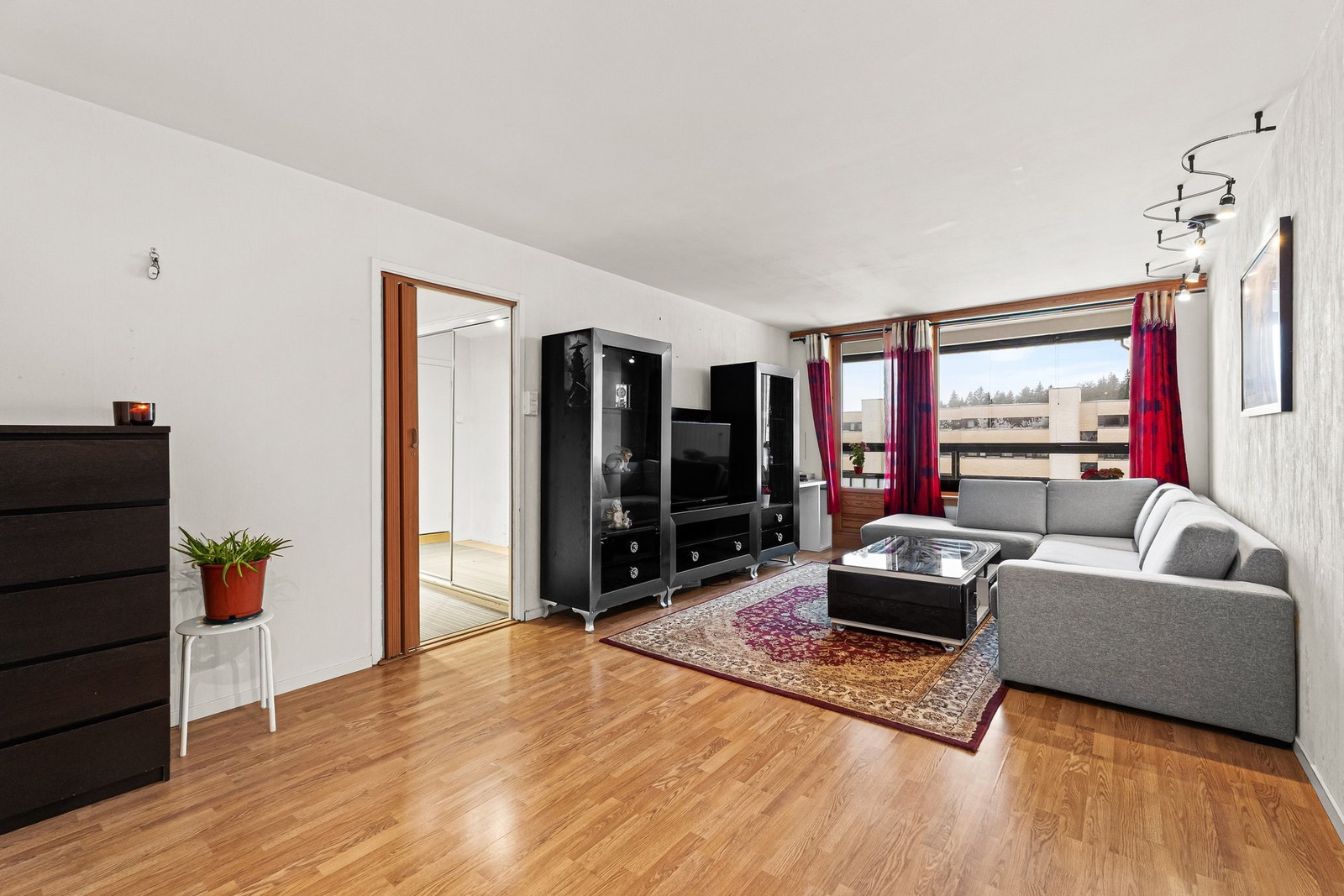 Internett og tv som er inkludert i felleskostnadene i tillegg til varmtvann! Galleribilde