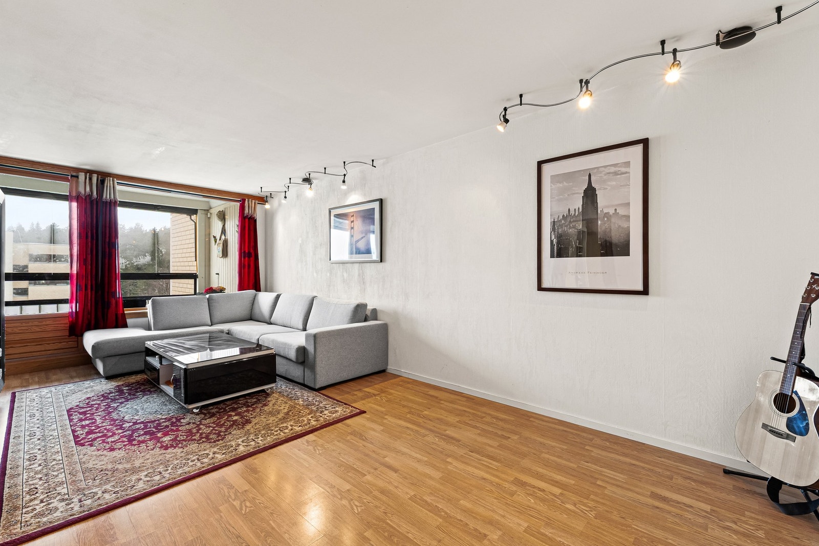 Stor stue med plass til større sofa og TV løsning til de store familiene Galleribilde