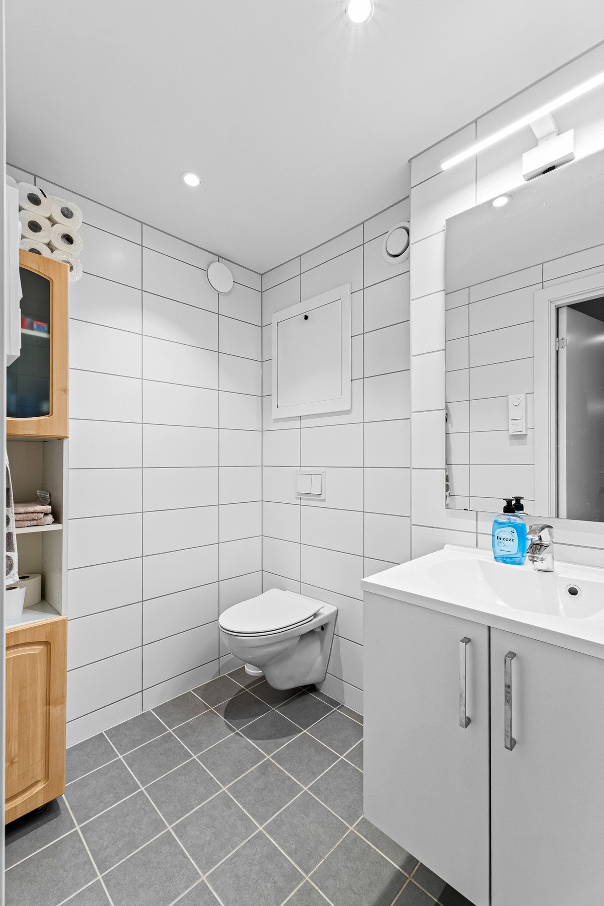 Du har også et separat toalettrom fra 2024 med gulvvarme, downlights og moderne innredning! Galleribilde