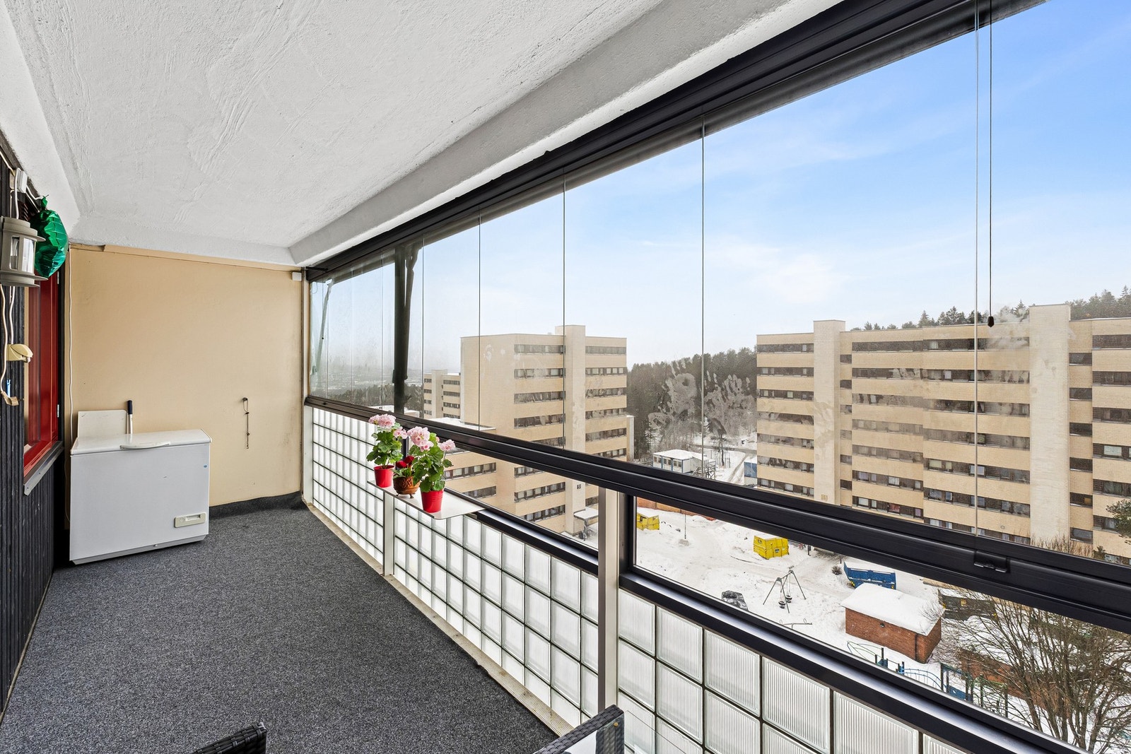 Med innglasset balkong kan du bruke balkongen store deler av året! Galleribilde