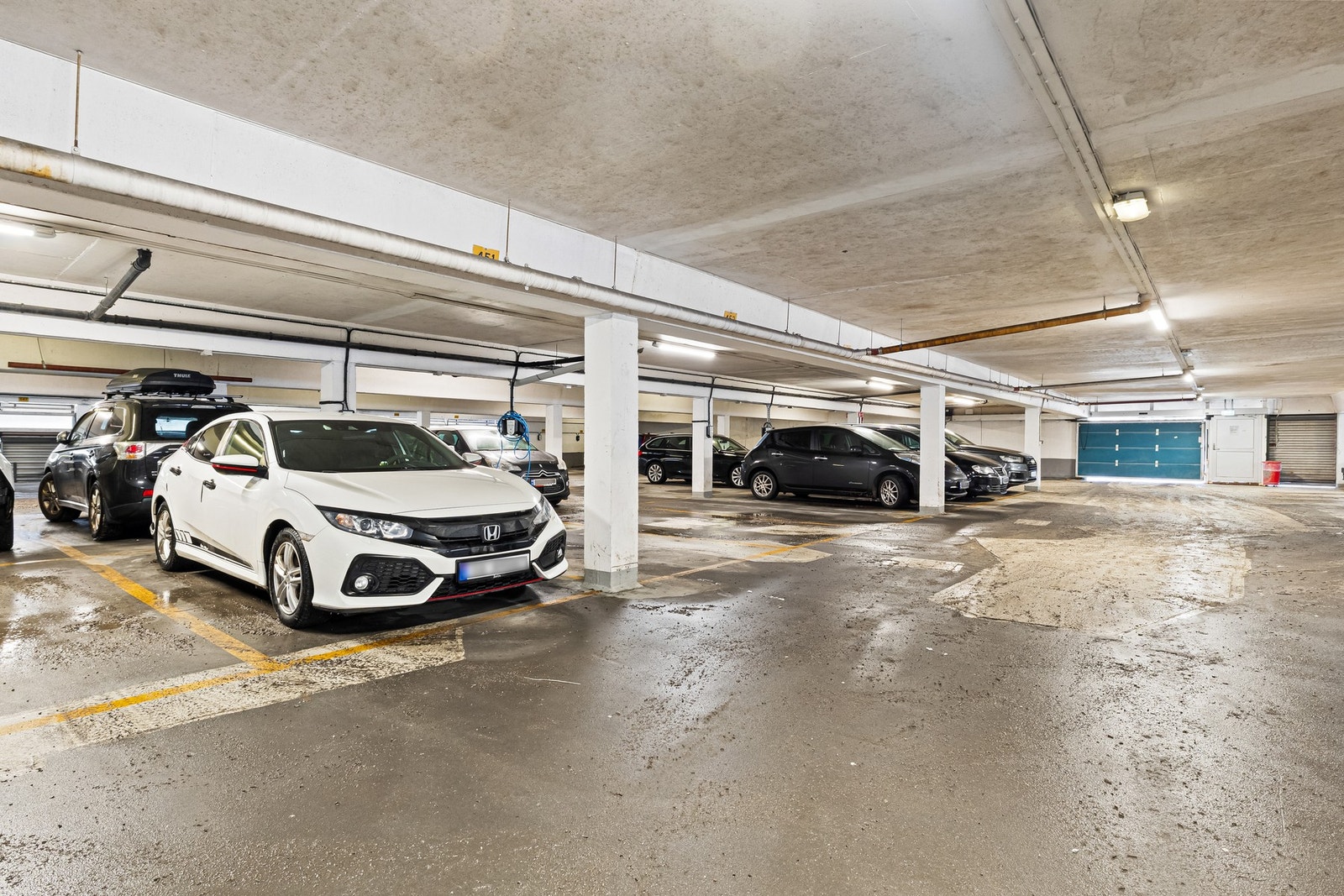 Garasjeplass med el-lader medfølger og det er gjesteparkering Galleribilde