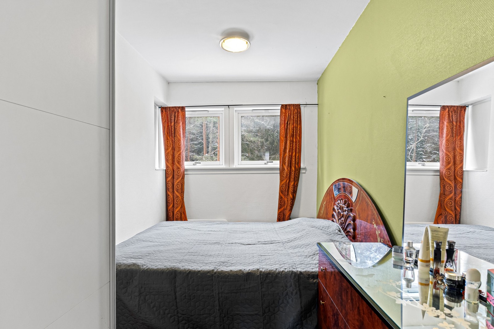 Soverom 2 har skyvedørsgarderobe og god plass til ønsket møblering Galleribilde