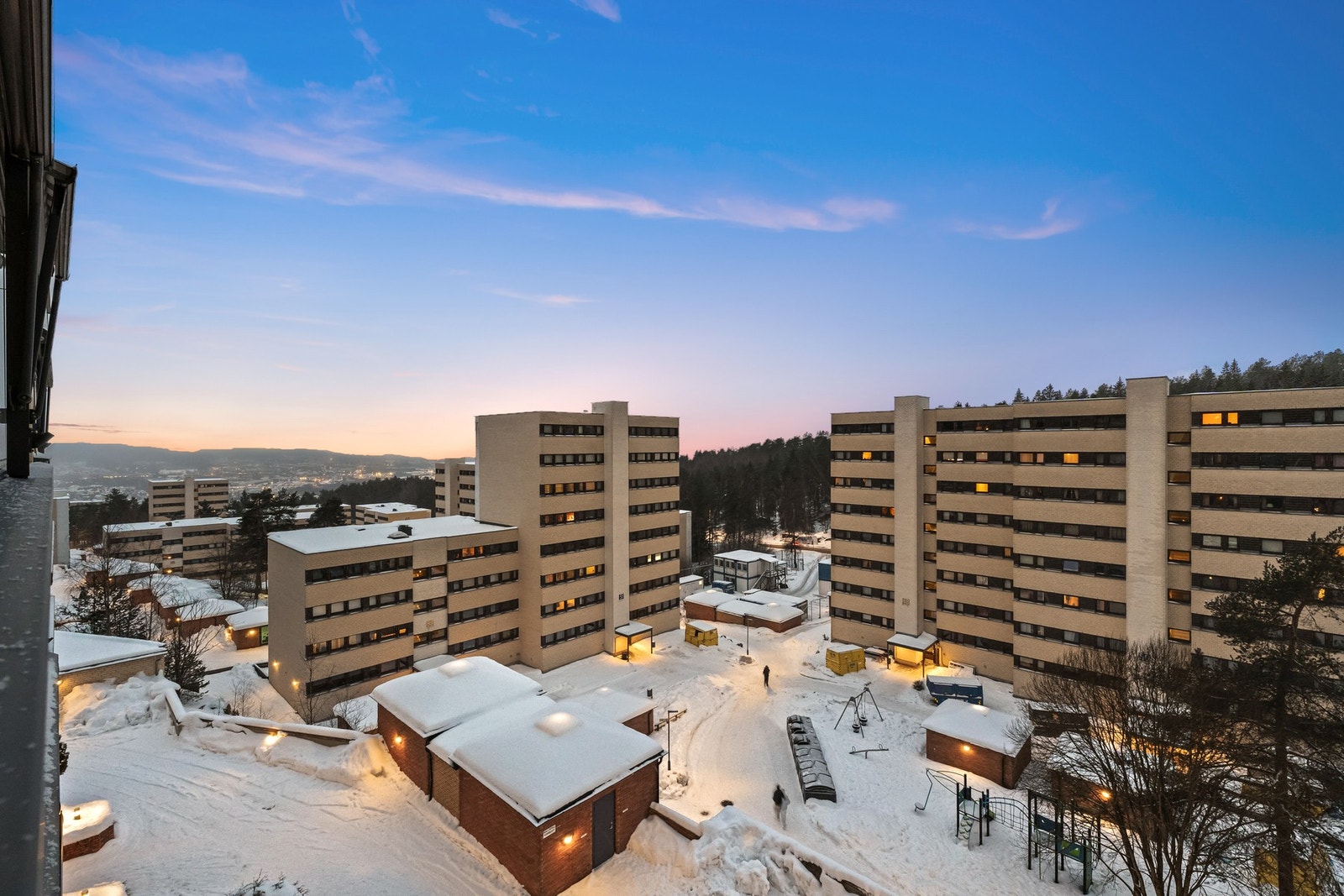 Flott utsikt fra vestvendt innglasset balkong av ganske god størrelse! Galleribilde