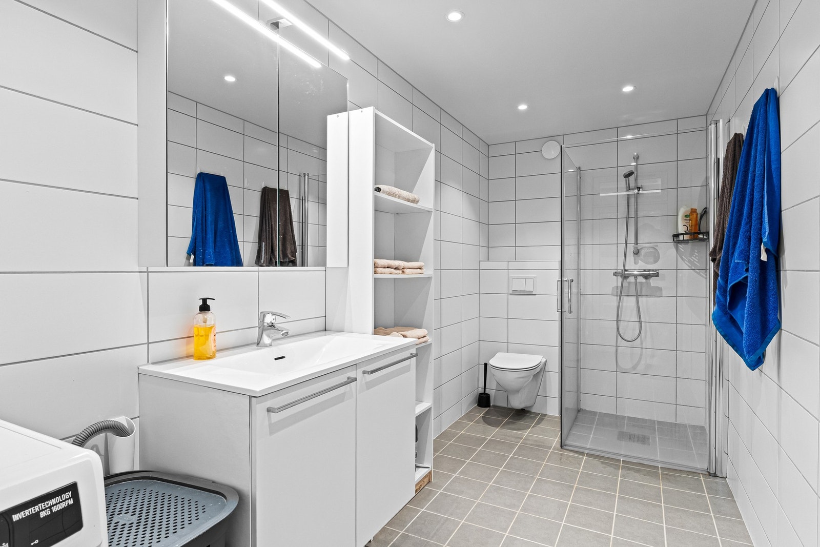 Stort baderom fra 2024 med gulvvarme, downlights, stort dusjhjørne og masse av plass Galleribilde