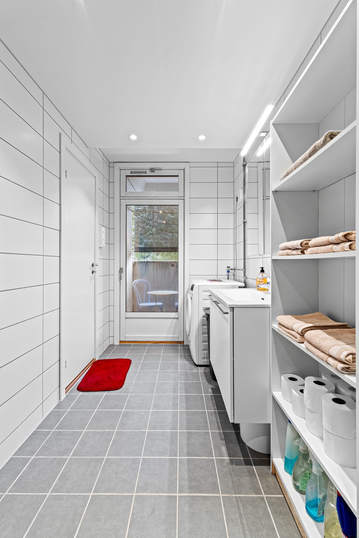 Flott utforming med god plass til ekstra oppbevaringsmøbler Galleribilde