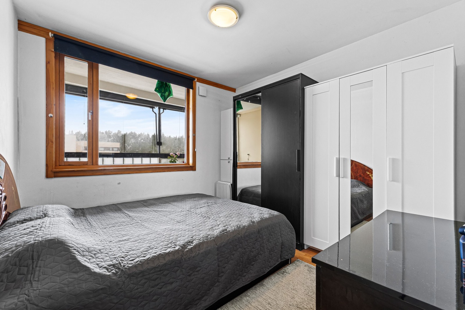 Hovedsoverommet byr på god plass til dobbeltseng, garderobeløsning, skrivebord m.m Galleribilde