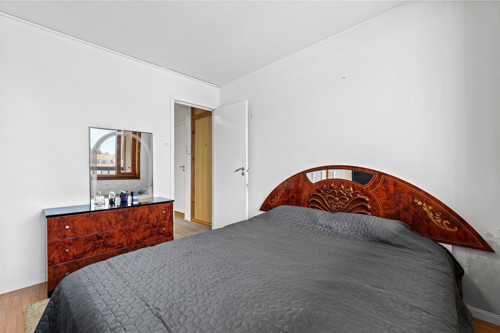 Boligen har tre store soverom med malte tapetvegger og 3-stavs laminat på gulv Galleribilde