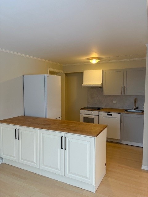 Kjøkken med nye hvitevarer Galleribilde