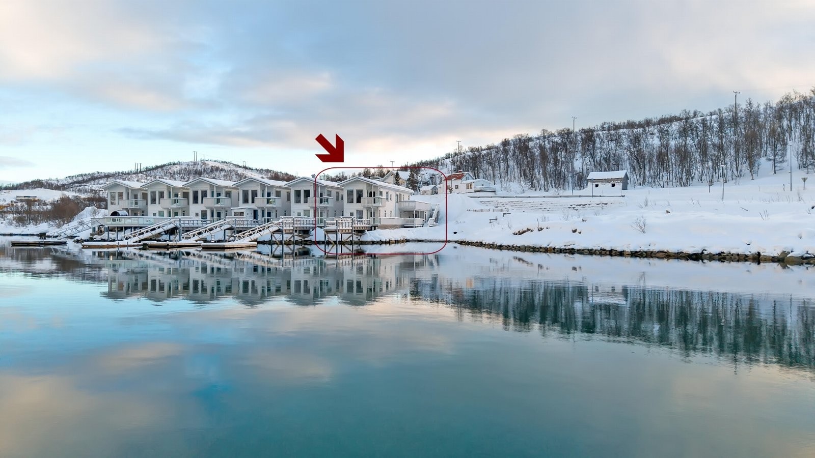 Eidsvollvegen 29 er 1 av 6 bryggehus plassert i sjøkanten i Kalfdjorden Galleribilde