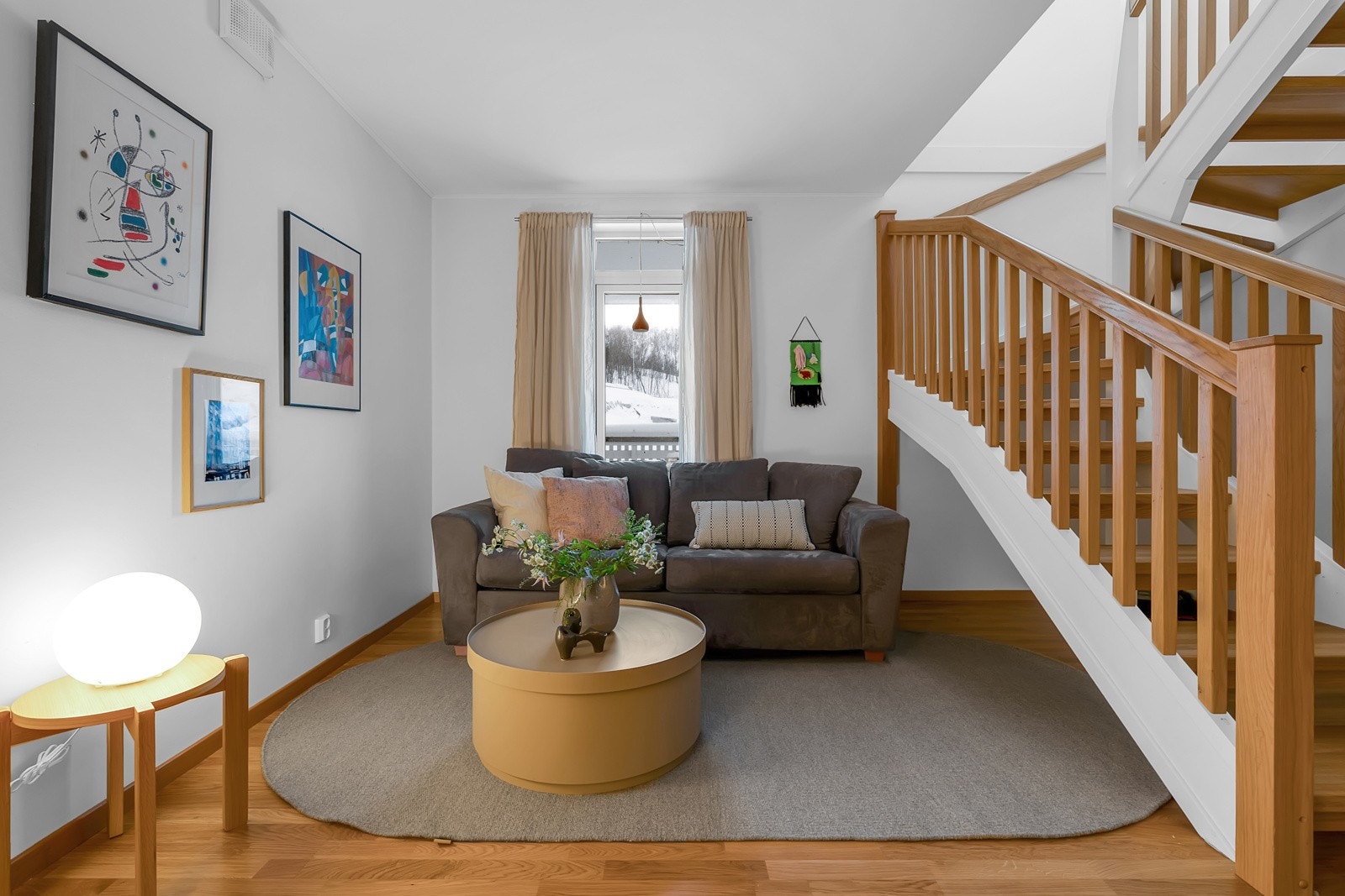 TV-stue/trappegang er på nesten 19m2 som gir plass til både TV og sofa Galleribilde