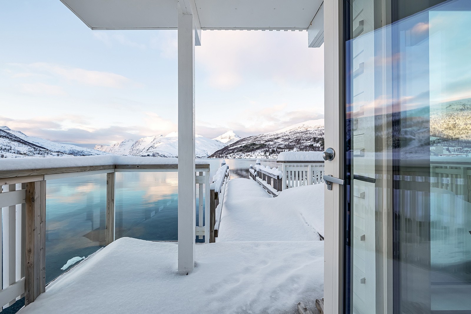 Fra stua er det utgang til overbygget veranda på ca. 6.5m2 Galleribilde