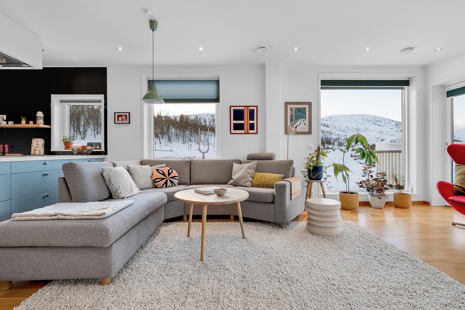 Kjøkkenet er praktisk adskilt med stor kjøkkenøy Galleribilde