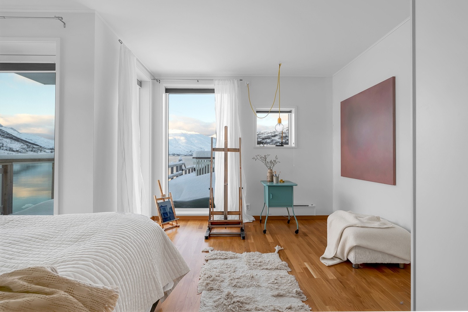 I enden finner du dette nydelig og romslige soverommet på ca. 16,5m2 Galleribilde