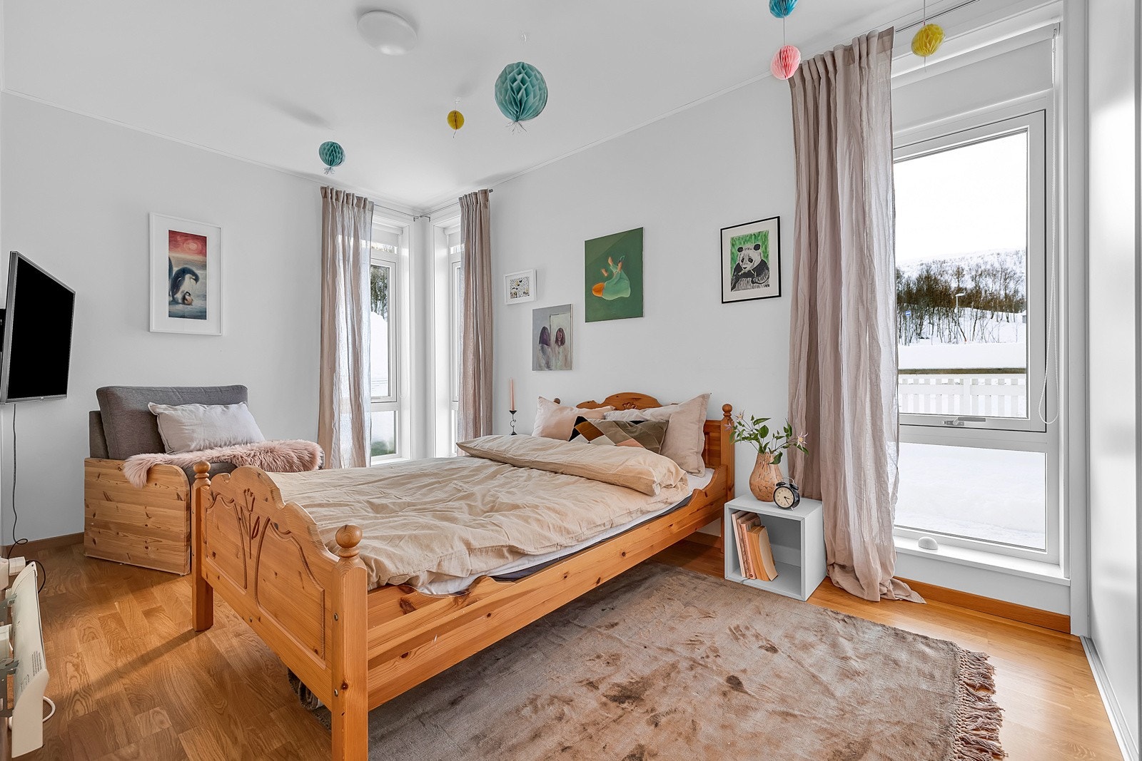 Stort soverom på ca.12,5m2 gir god plass til både dobbeltseng og garderobe Galleribilde