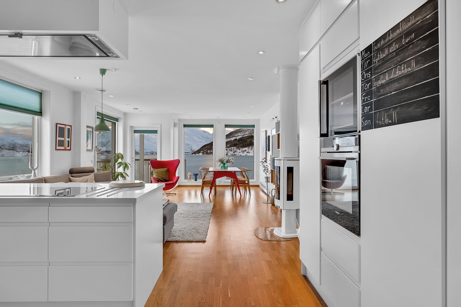 Stue og kjøkken er naturlig plassert i utsiktsretninen og rommet har rikelig med vindusflater som gir en eventyrlig utsikt og som slipper inn mengder med natutlig lys Galleribilde