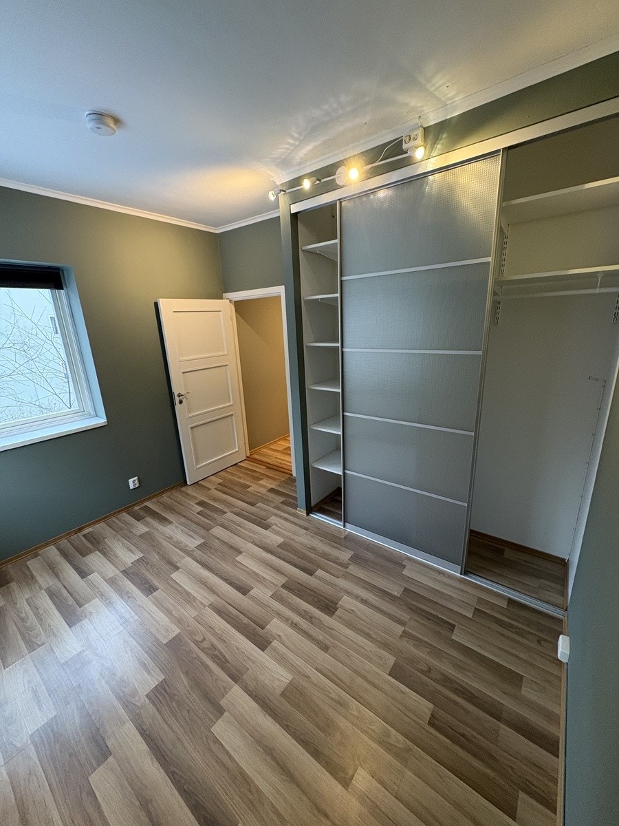 Soverom 1 - stort skap Galleribilde