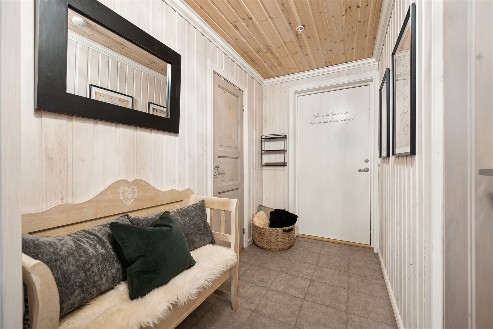 Den romslige gangen er funksjonelt med rikelig plass for av- og påkledning. Praktisk bod fra gang med mulighet for oppbevaring av klær og sko. Galleribilde