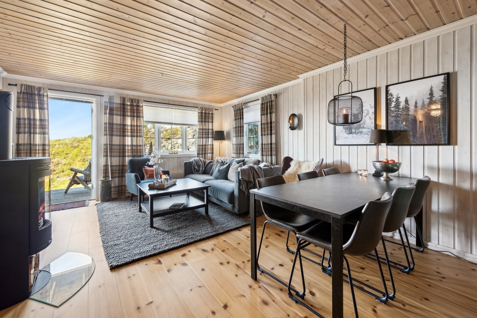 Naturlige materialer og varme fargetoner harmonerer med fjellandskapet, vinduer slipper inn rikelig med lys og stilfull innredning her kan du nye med moderne komfort og en koselig følelse som gjør at du føler deg hjemme fra første stund. Galleribilde