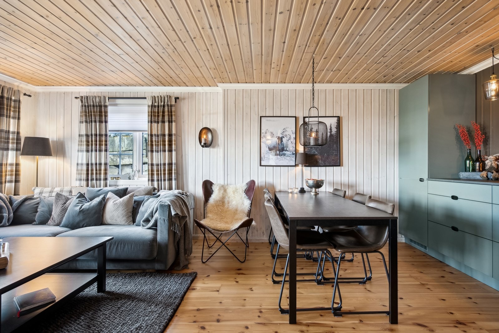 Spiseplassen har plass til alle leilighetens gjester, noe som gjør den ideell for større måltider og sosiale sammenkomster. Galleribilde