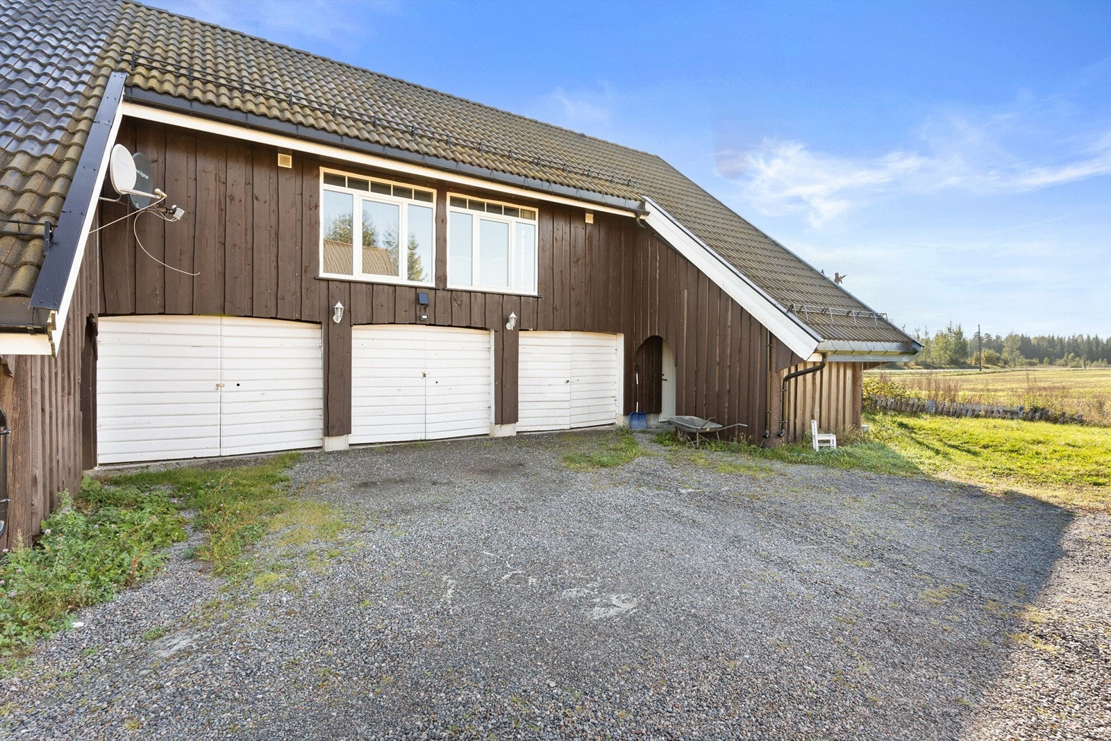 Gode parkeringsmuligheter i garasje samt på gårdsplass. Utleiedel over garasjen. Galleribilde