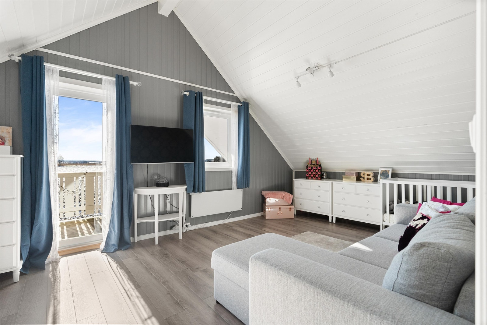 Soverom 4, i boligens 2. etasje. Lyst om romslig soverom med utgang til fin balkong med god utsikt. Galleribilde