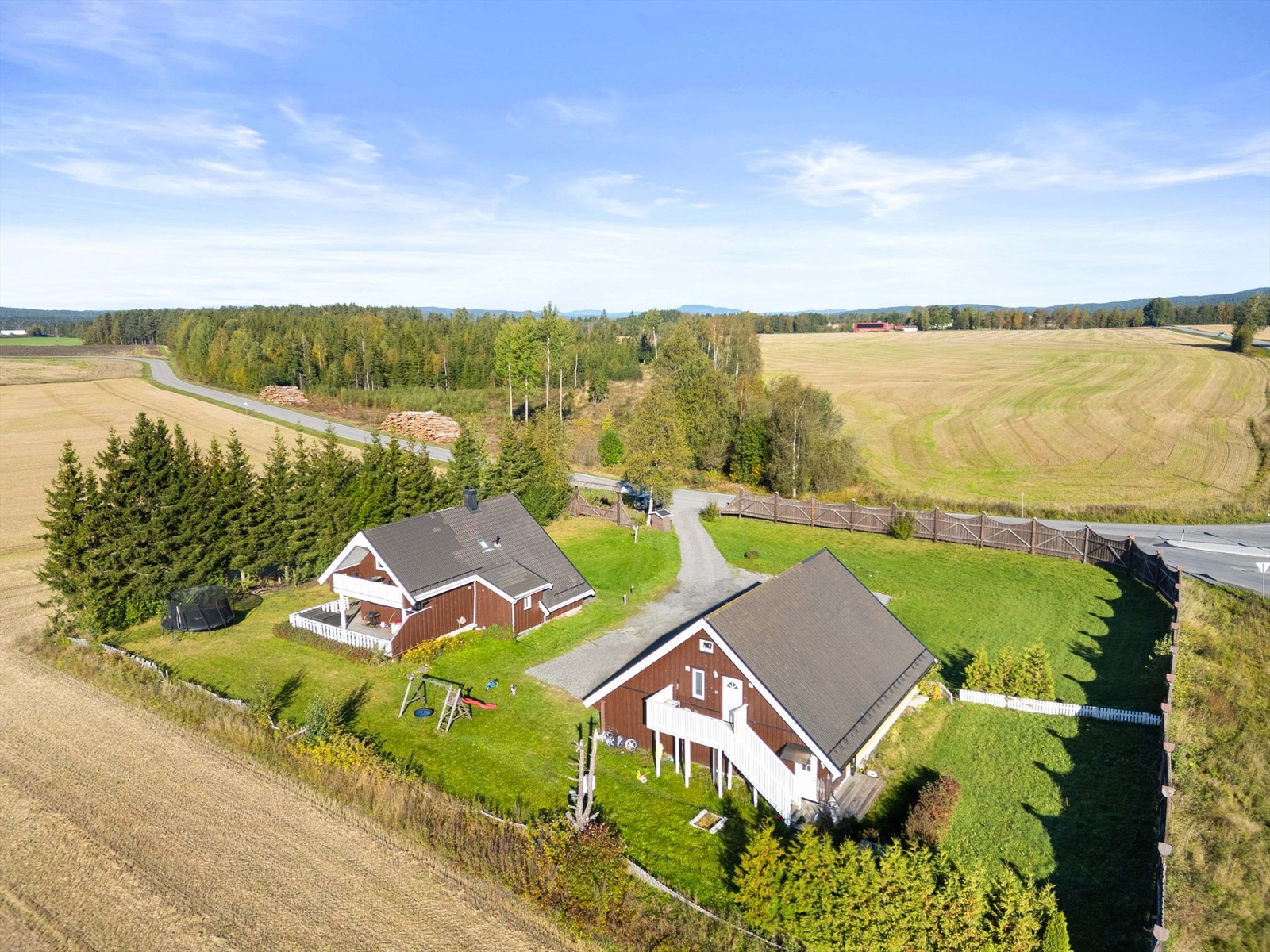 Inngang til utleieleilighet via trapp bak garasjen. Galleribilde