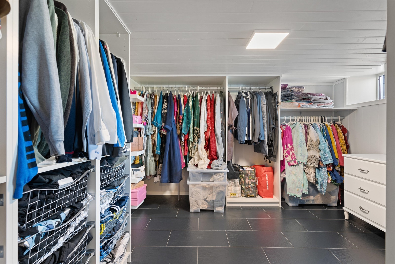 Boligens kjelleretasje har god plass til oppbevaringsmuligheter. Galleribilde