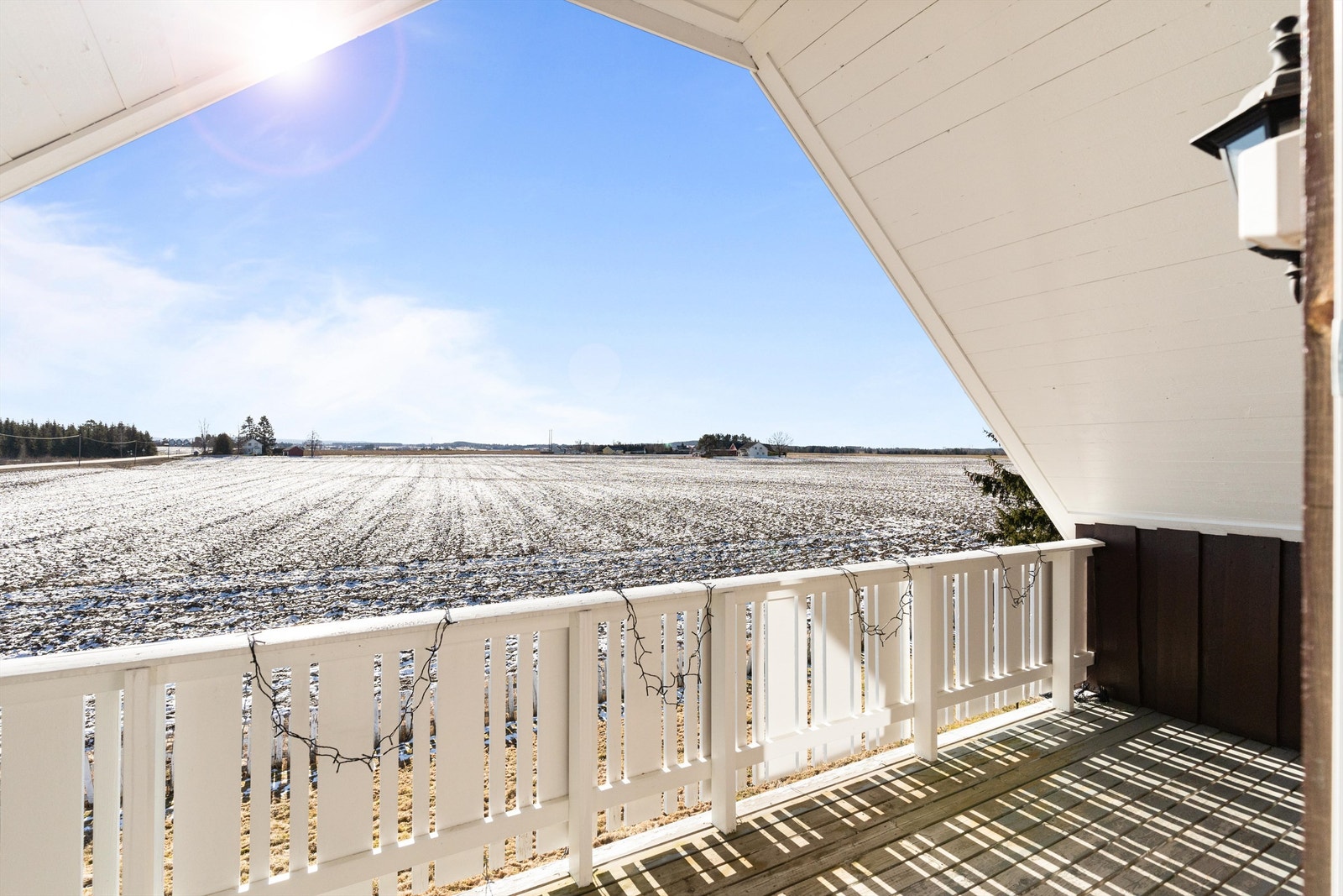 Stor uteplass med god plass for møblering. Galleribilde