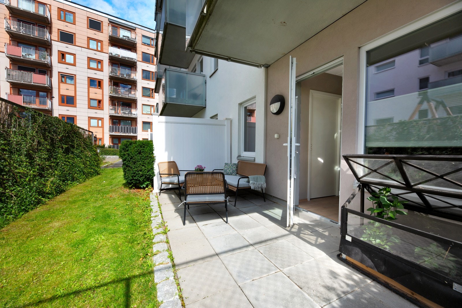 Fra stuen er det utgang til en meget hyggelig markterrasse, belagt med betongheller. Galleribilde