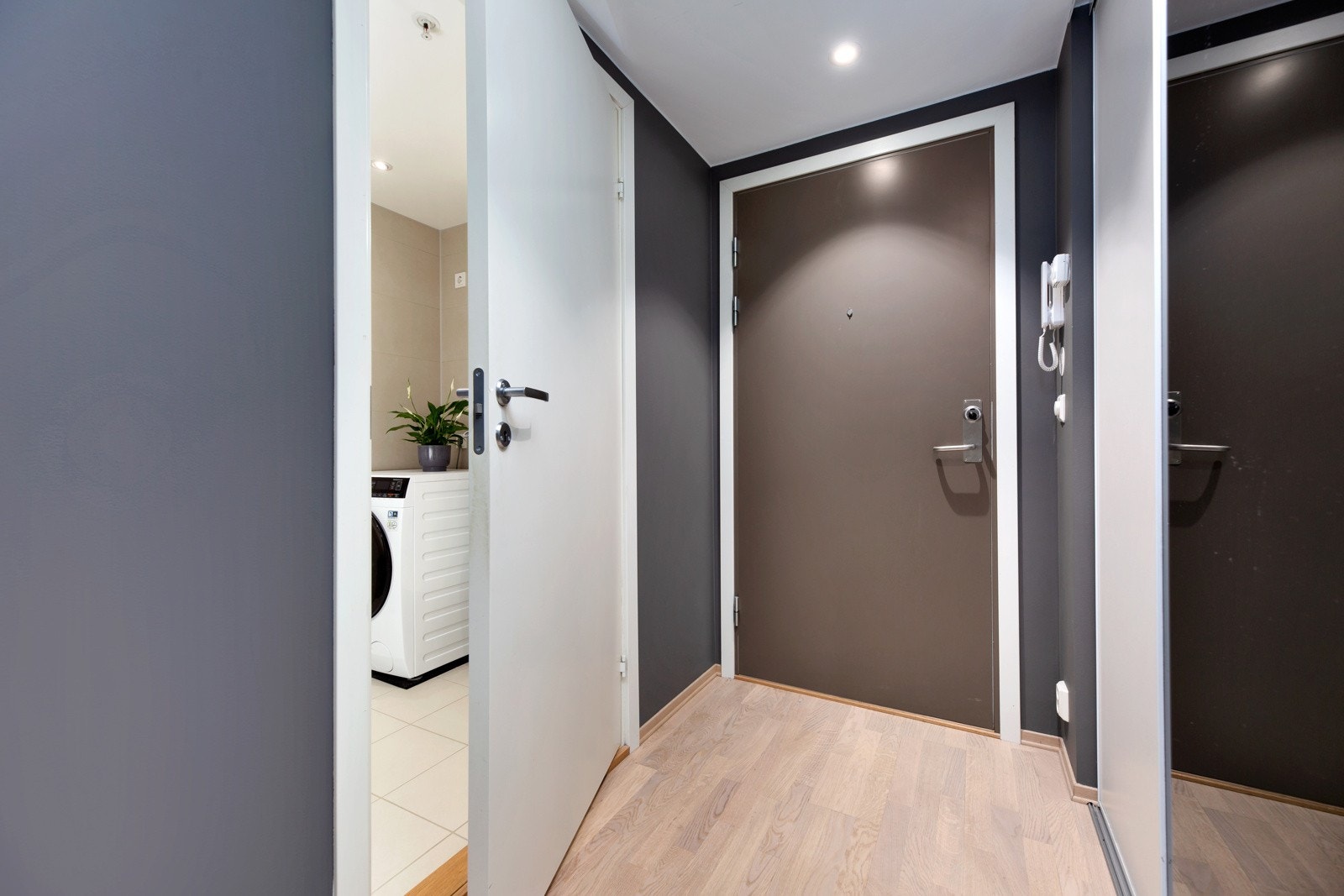 Innbydende entré/gang som gir et godt førsteinntrykk av leiligheten. Galleribilde