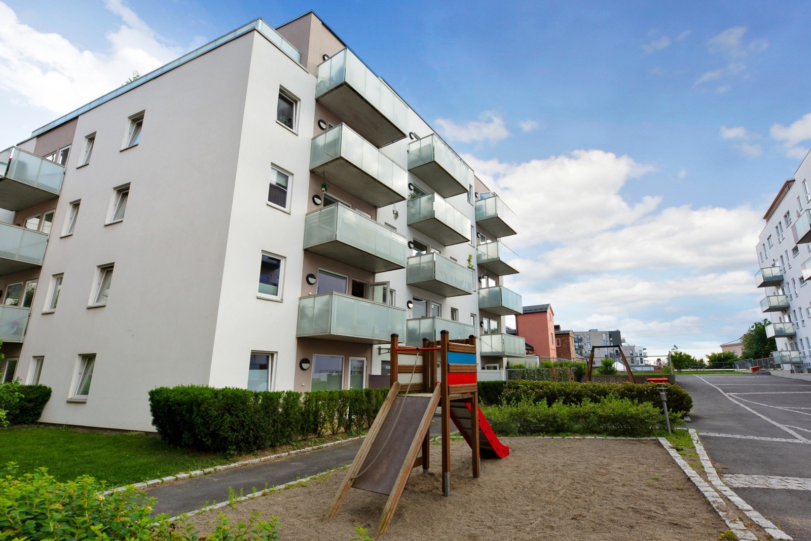 Leiligheten disponerer i tillegg en kjellerbod på ca. 7 m². Borettslaget har felles sykkelbod. Galleribilde