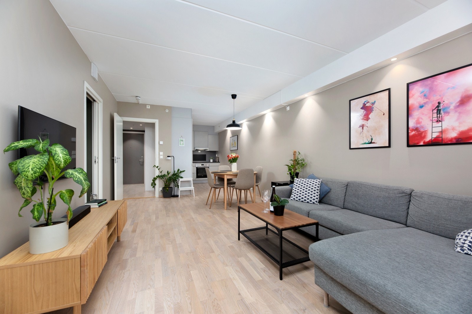 God plass til både sofagruppe med tilhørende møblement og TV-benk, samt spisebord e.l. Galleribilde