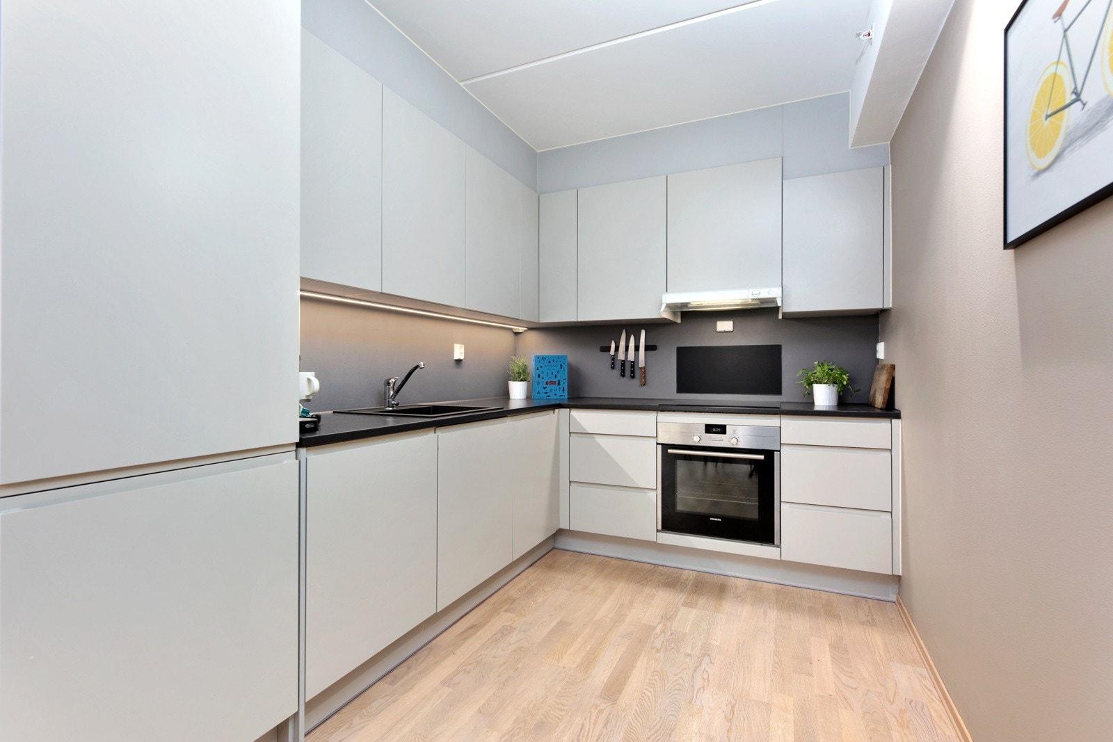 Leiligheten har et pent kjøkken, som er designet og innredet med tanke på funksjonalitet. Galleribilde