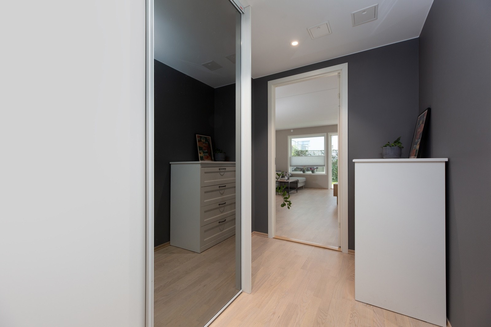 Stor, plassbygget skyvedørsgarderobe gir godt med oppbevaringsmuligheter. Galleribilde