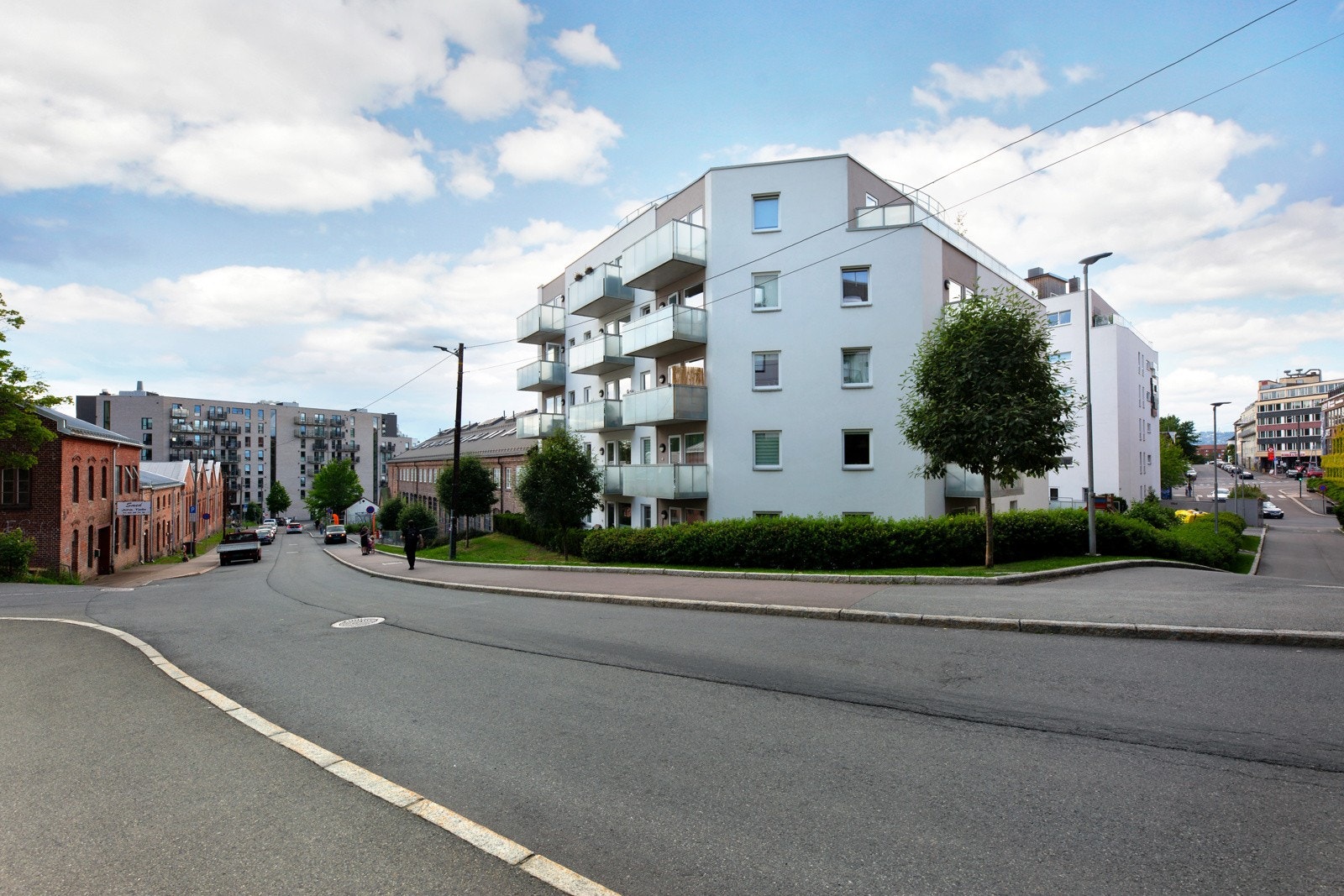 Leiligheten har en usjenert og tilbaketrukket beliggenhet, med kort vei til det meste man trenger i hverdagen. Galleribilde