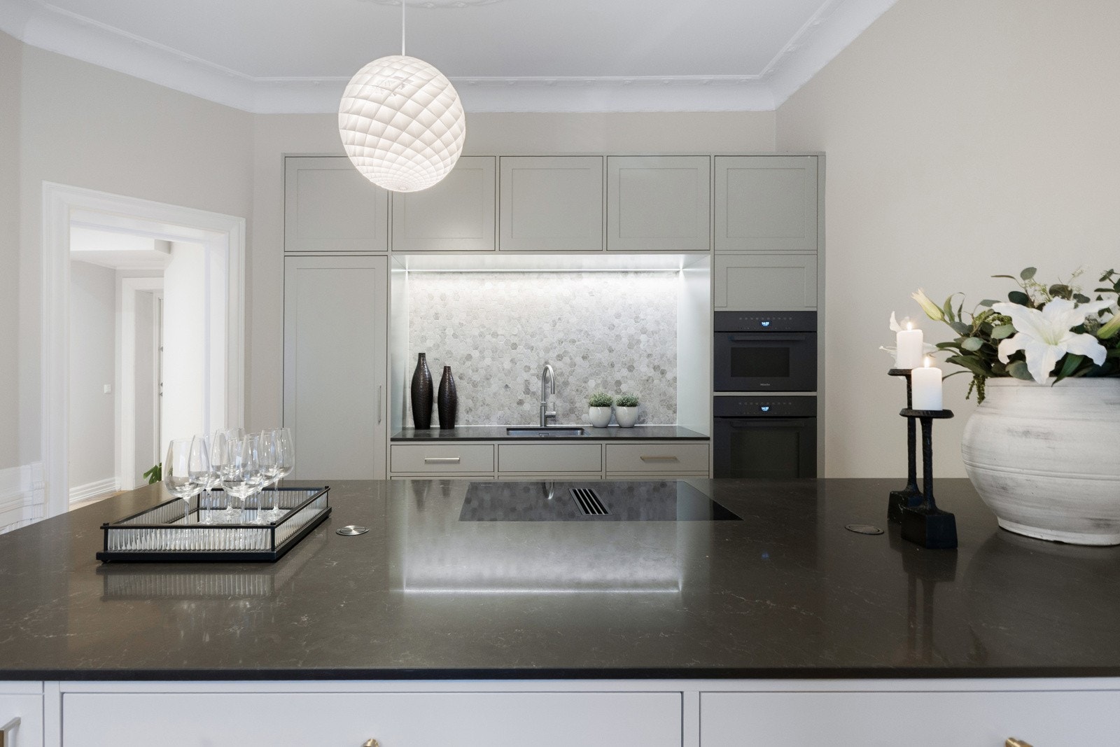 Et kjøkken som inspirerer til matglede ? like praktisk som elegant. Galleribilde