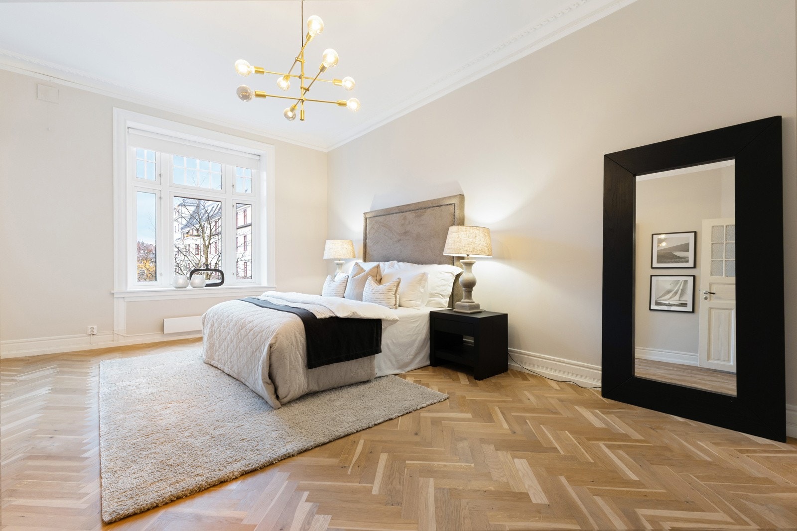 Lyst og romslig soverom med skreddersydde skap og elegante detaljer. Galleribilde