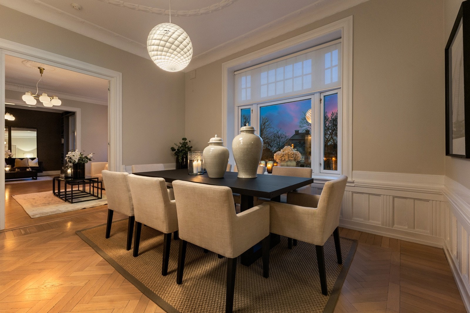 Lys, romslig og tidløs ? en perfekt ramme rundt både hverdag og fest. Galleribilde