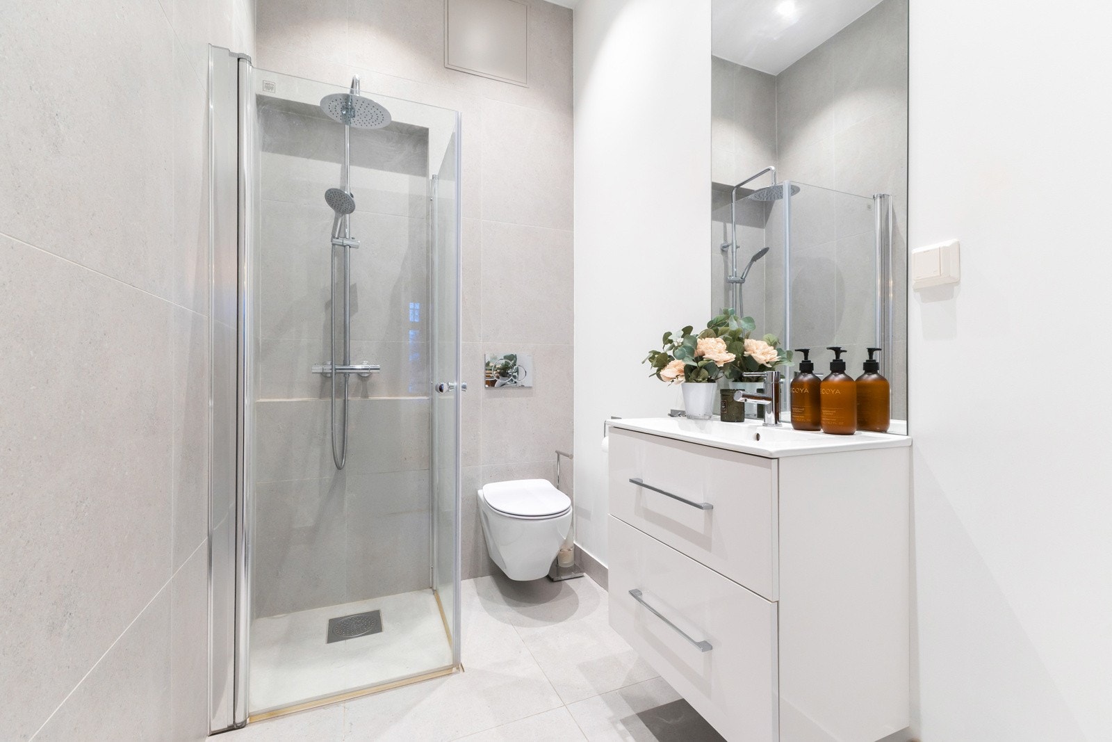 Moderne bad med tidsriktige detaljer og en behagelig atmosfære. Galleribilde