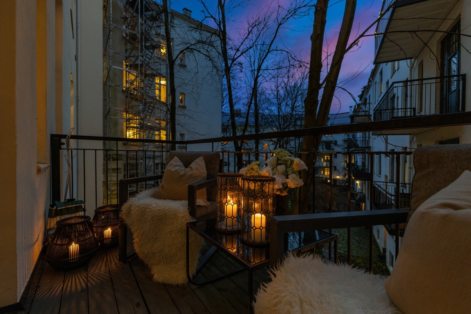 Eksklusiv, skjermet uteplass med flott utsyn over bakgården. Galleribilde