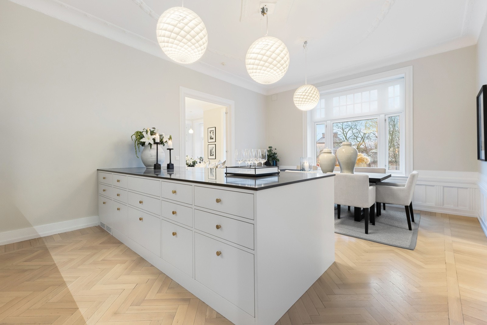 Kjøkkenøy med vinskap og topputstyr fra Miele ? ideelt for både kokk og gjester. Galleribilde