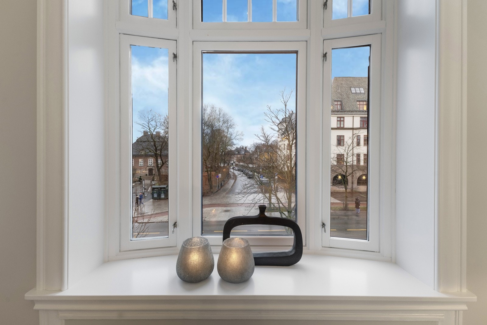 Flotte vindusflater og rolige farger gjør dette til et behagelig rom. Galleribilde