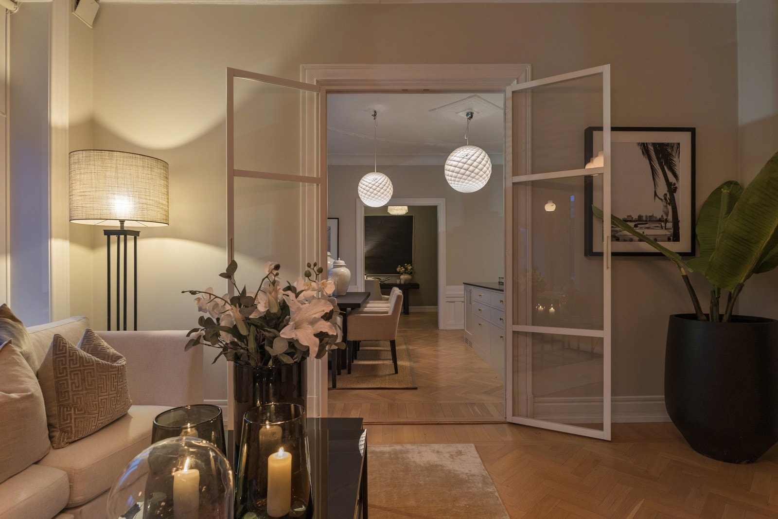 Her kombineres originale detaljer som stukkatur, rosetter, kakkelovner og solide materialvalg med omfattende, moderne oppgraderinger. Galleribilde